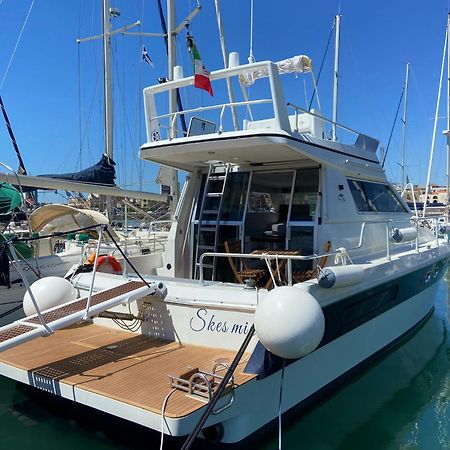 Hotel She'S Mine Yacht CTA Exterior foto