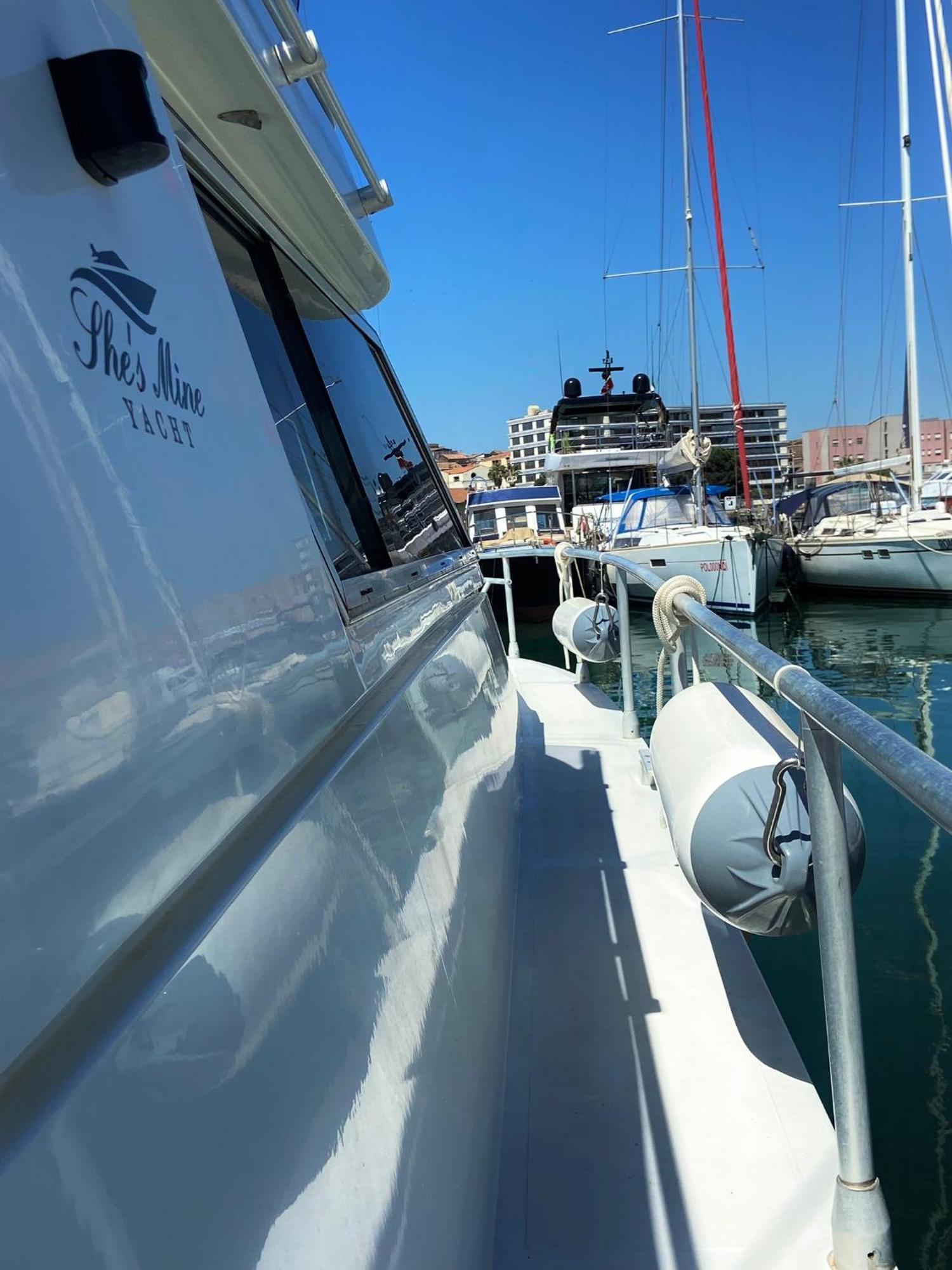 Hotel She'S Mine Yacht CTA Exterior foto